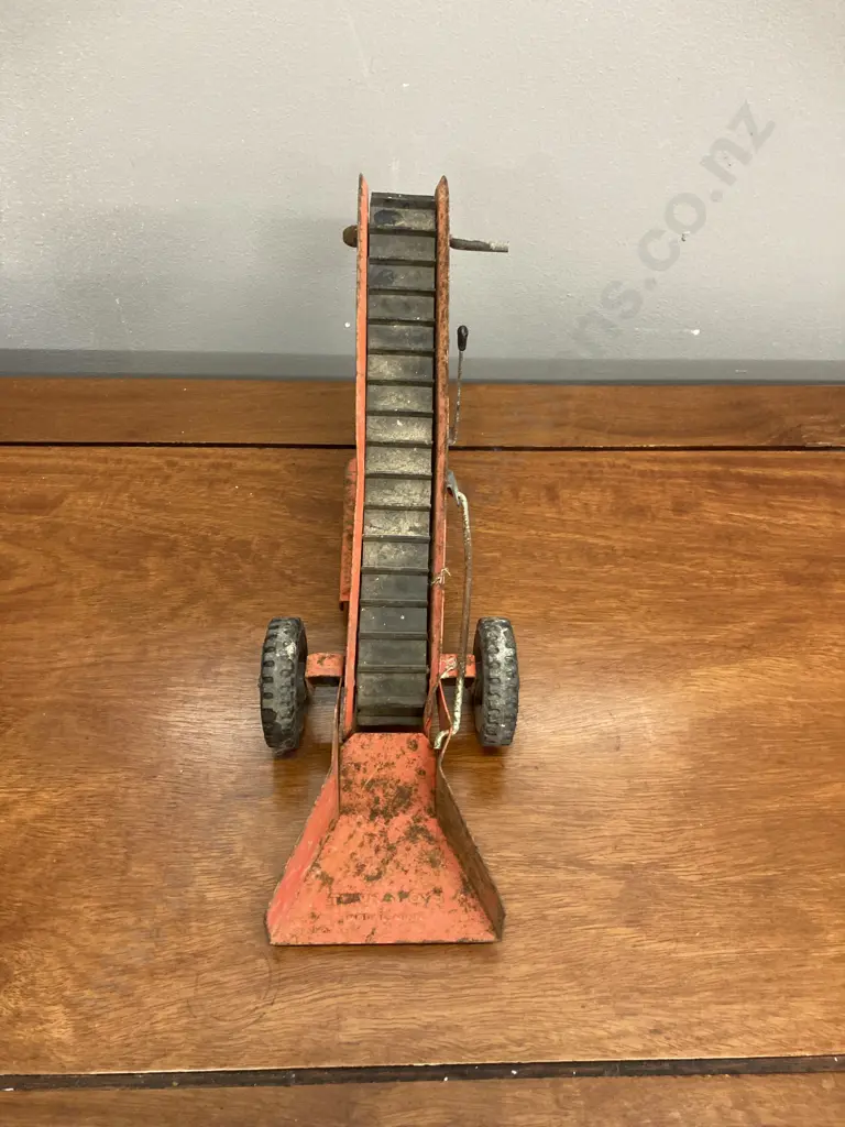 Vintage 1960s Tonka Pressed Steel Red Sand Loader With Working Conveyor. Manufactured by Tonka Toys of Mound, Minnesota Image 1++